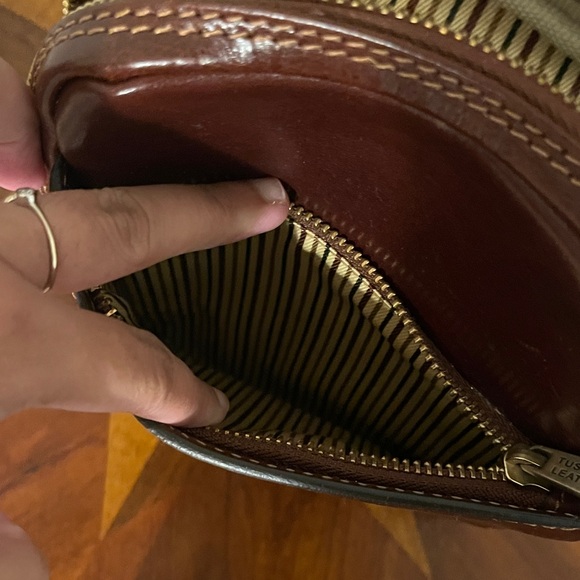 Elegant Brown Leather Messenger Bag - Picture 4 of 4